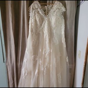 BEAUTIFUL NW/OT plus size ivory wedding dress. Approximately size 24/26.